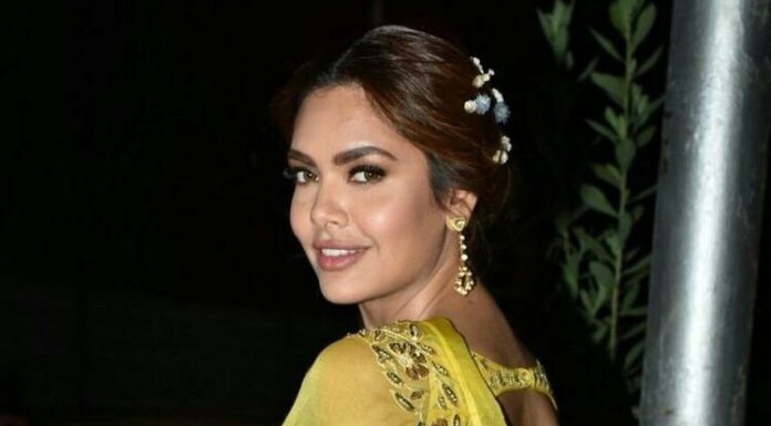 లోదుస్తుల్లో మొత్తం చూపిస్తున్న ఈషా (ఫొటోలతో) Esha Gupta hot bold