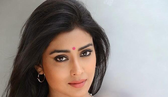 తల్లయినా తగ్గట్లేదుగా… బికినీ లో మొత్తం చూపించేస్తున్న శ్రియ (ఫొటోలతో)