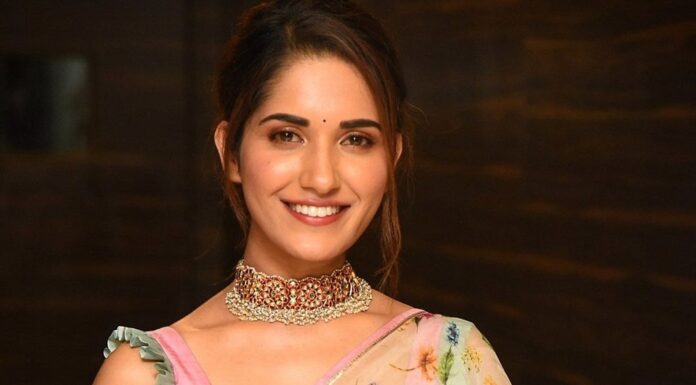 ఎద సొంపులతో రెచ్చగొడుతున్న చిలసౌ పాప (ఫొటోలతో) Ruhani sharma hot bold